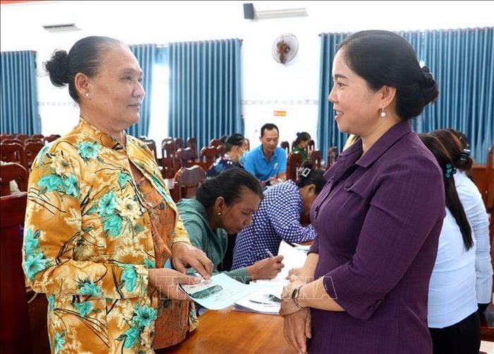 Bà Nguyễn Thị Kim Thoa, Chủ tịch Hội Liên hiệp Phụ nữ tỉnh Vĩnh Long trao đổi với hội viên về cachs sử dụng nguồn vốn hiệu quả.