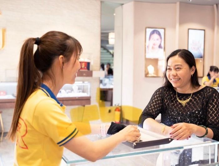 Người dân chọn mua vàng trang sức tại cửa hàng của Công ty vàng bạc đá quý Phú Nhuận (PNJ). Ảnh: Nguyễn Hoàng/Báo Tin tức và Dân tộc