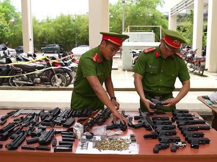 Công an thu giữ 27 khẩu súng. Ảnh: CA