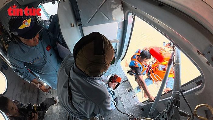 Trực thăng Mi-171 thả dây tời, đưa lực lượng cứu hộ tiếp cận nạn nhân trong tình huống giả định người trôi dạt trên biển.