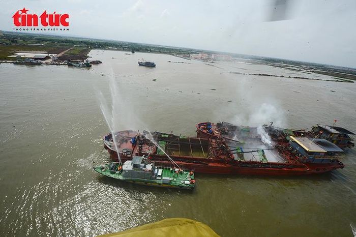 Lực lượng Biên phòng và Công an tỉnh Ninh Bình sử dụng tàu, xuồng, vòi rồng khống chế đám cháy trên tàu gặp nạn.