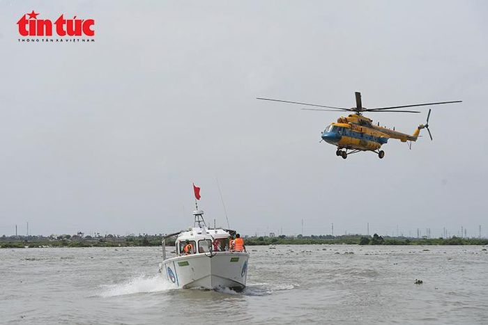 Trực thăng Mi-171 phối hợp với tàu, xuồng của lực lượng chức năng tìm kiếm, cứu nạn trên khu vực biển Ninh Cơ.