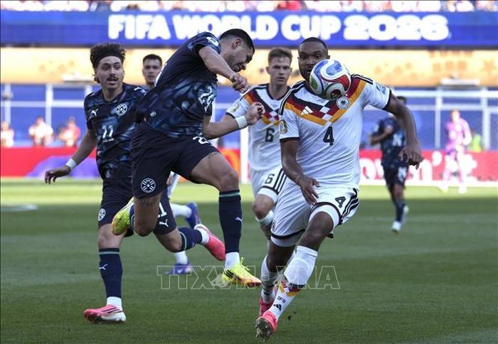 Pha tranh bóng giữa cầu thủ Gustavo Caballero (trái) của Paraguay và Jonathan Tah đội tuyển Đức. Ảnh: THX/TTXVN phát