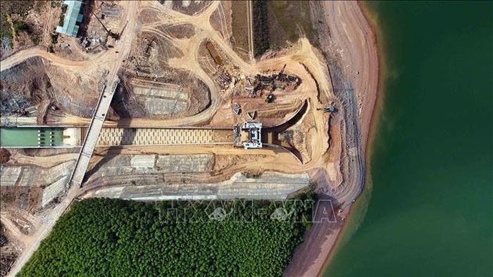Hạng mục tràn xả lũ mới là một trong những công trình trọng điểm thuộc Hợp phần đầu mối hồ Kẻ Gỗ.