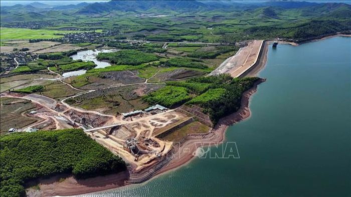 Các đơn vị thi công đẩy nhanh tiến độ hạng mục tràn xả lũ mới nhằm bảo đảm yêu cầu vận hành, phòng chống lũ năm 2026.