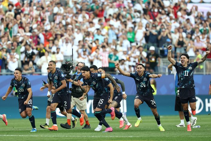 Các cầu thủ Paraguay ăn mừng sau khi đánh bại Đức 4-3 trong loạt sút luân lưu (hòa 1-1 sau 120 phút) ở vòng 1/16 FIFA World Cup 2026, qua đó giành quyền vào vòng 1/8. Ảnh: AFP/TTXVN (Ảnh không cho phép bên thứ ba khai thác, chia sẻ lại)
