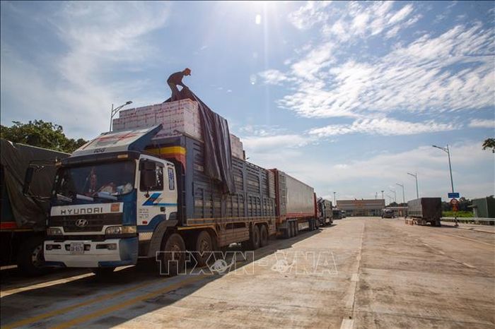 Phương tiện vận chuyển hàng hóa lưu thông qua Cửa khẩu quốc tế Tân Nam, tỉnh Tây Ninh được kiểm tra, kiểm soát chặt chẽ nhằm bảo đảm an ninh và phòng, chống buôn lậu.