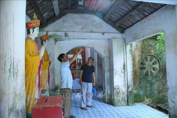 Hệ thống cột, kèo khu vực hành lang chùa Viên Quang bị mục, gẫy theo thời gian dẫn đến mái ngói bị xô lệch.