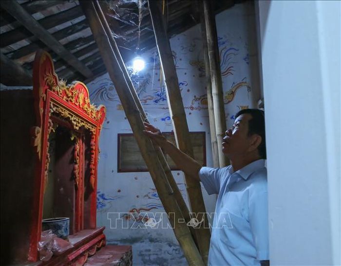 Khu vực nhà thờ tổ chùa Viên Quang xuống cấp nghiêm trọng, nhà chùa phải dùng các cột luồng để chống đỡ.
