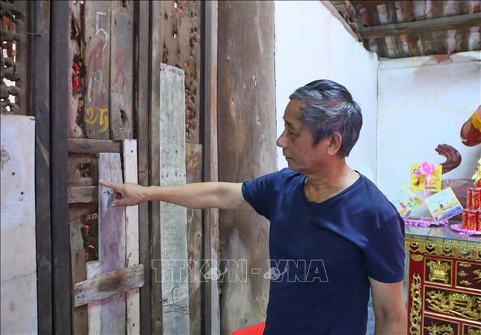 Nhiều cánh cửa gỗ tại chùa Viên Quang hiện nay đã xuống cấp, phải gia cố tạm bằng các tấm ván.