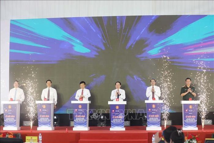 Đại biểu bấm nút khởi công dự án. Ảnh: Vũ Hoàng Giang/TTXVN