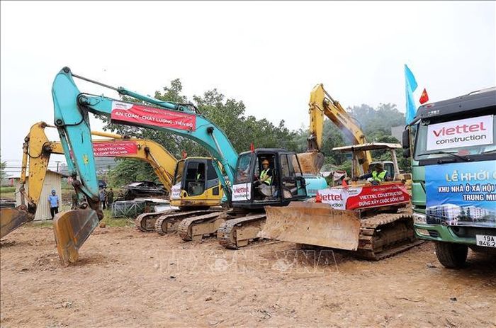 Công nhân, máy móc tiến hành khởi công dự án khu nhà ở xã hội và cho thuê Trung Minh A.