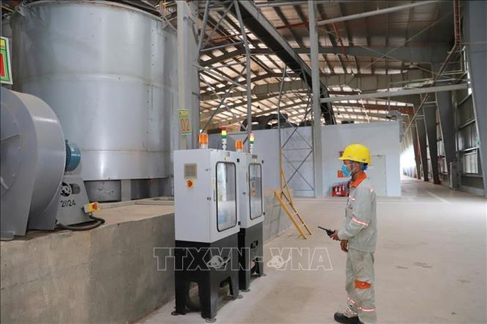 Công nhân điều hành dây chuyền sản xuất tại Nhà máy nhiên liệu sinh khối EREX SAKURA Tuyên Quang. Ảnh: Hoàng Hải/TTXVN