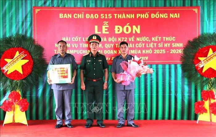 Thiếu tướng Lê Ngọc Hải, Phó Tham mưu trưởng Quân khu 7, Phó Trưởng ban Chỉ đạo 515 Quân khu 7, tặng quà Đội K72, Bộ Chỉ huy Quân sự thành phố Đồng Nai về nước.