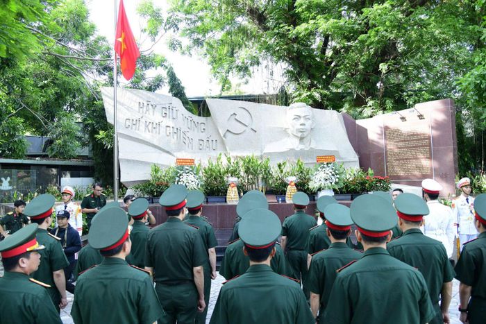 Đoàn viếng bia tưởng niệm cố Tổng Bí thư Trần Phú tại Công viên Lê Thị Riêng.