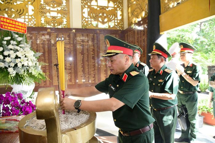 Đoàn công tác của Tổng cục Chính trị Quân đội nhân dân Việt Nam dâng dương tại nhà bia ghi danh liệt sĩ tại Công viên Lê Thị Riêng.