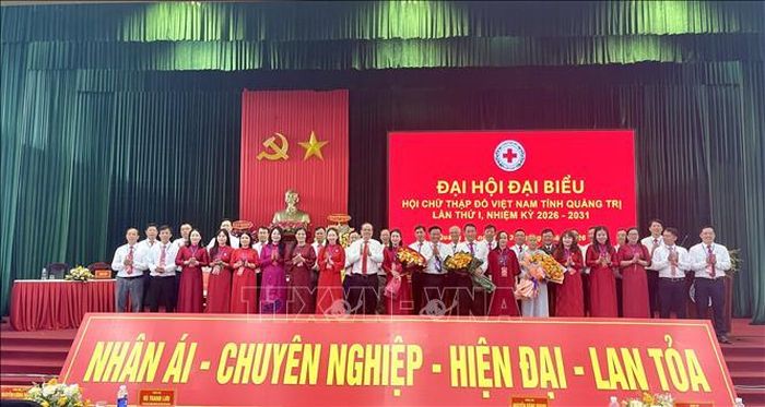 Ban Chấp hành Hội Chữ thập đỏ tỉnh Quảng Trị khóa I, nhiệm kỳ 2026-2031, ra mắt Đại hội và nhận hoa chúc mừng.