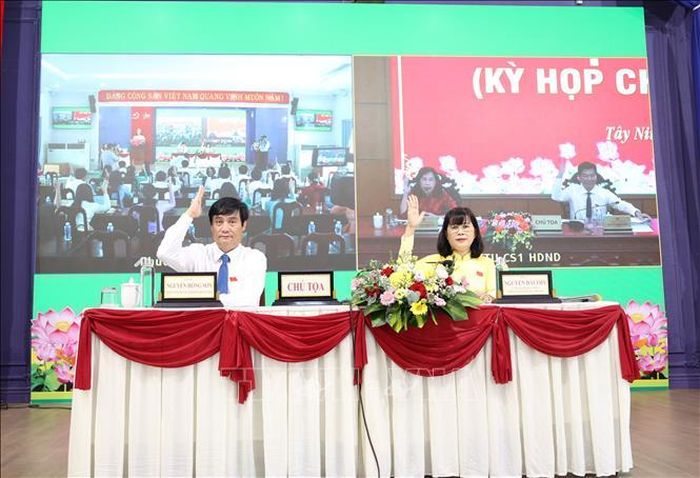 Các đại biểu HĐND tỉnh Tây Ninh biểu quyết thông qua các Nghị quyết tại kỳ họp