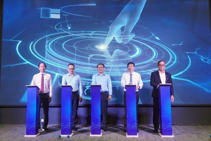 Lãnh đạo Sở KH&amp;CN TP Hồ Chí Minh cùng các đại biểu thực hiện nghi thức nhấn nút khai mạc chương trình.