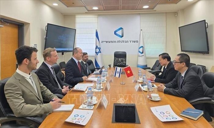 Đại sứ Việt Nam tại Israel Nguyễn Kỳ Sơn và Tham tán Thương mại Lê Thái Hòa làm việc với Bộ trưởng Kinh tế và Công nghiệp Israel Nir Barkat. Ảnh: TTXVN phát
