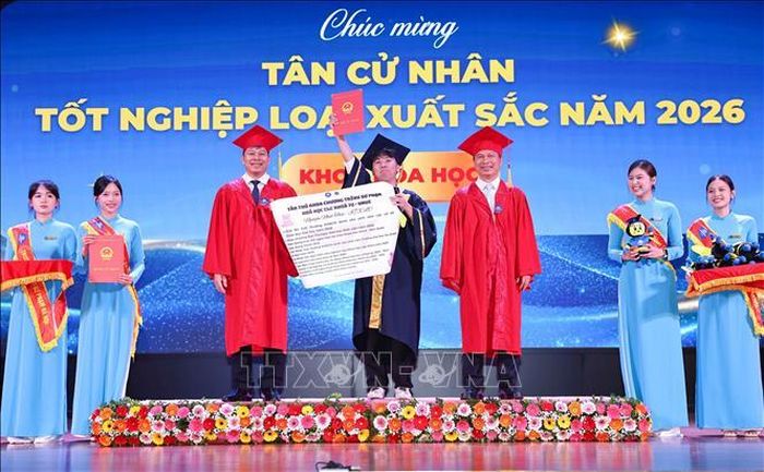 Tân cử nhân xuất sắc là sinh viên K72 nhận bằng tốt nghiệp trong buổi lễ.