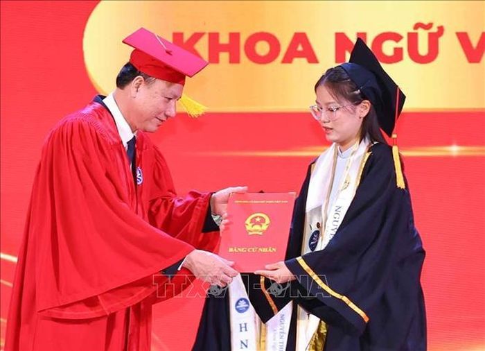 Tân cử nhân xuất sắc là sinh viên K72 nhận bằng tốt nghiệp trong buổi lễ.