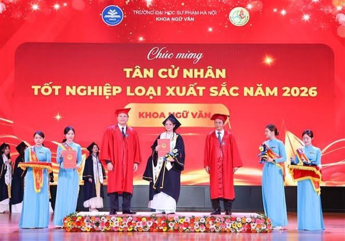 Sinh viên xuất sắc lớp CLC K72, Khoa Ngữ văn nhận bằng tốt nghiệp.
