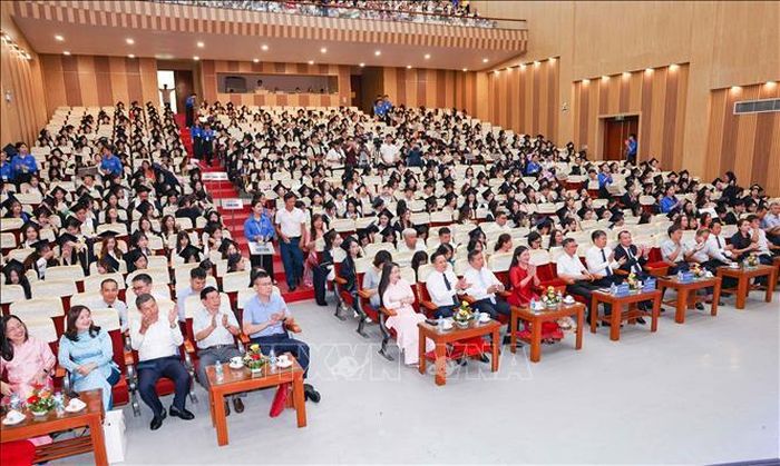 Đông đảo cán bộ, giảng viên cùng phụ huynh, người thân của sinh viên K72 dự lễ bế giảng và trao bằng cử nhân tốt nghiệp năm 2026.