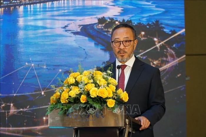 Ông Kevin Bruce Iwanaga, Trưởng ban Ban Chiến lược và Tổng hợp, Cơ quan điều hành VIFC-DN, phát biểu tại Hội thảo.