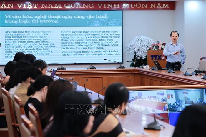 PGS-TS Bùi Hoài Sơn, Đại biểu Quốc hội, Ủy viên chuyên trách Ủy ban Văn hóa, Giáo dục của Quốc hội trao đổi về nội dung cốt lõi của Nghị quyết 80-NQ/TW của Bộ Chính trị về phát triển văn hóa Việt Nam. Ảnh: Lê Đông/TTXVN