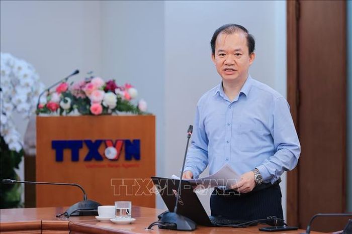 PGS-TS Bùi Hoài Sơn, Đại biểu Quốc hội, Ủy viên chuyên trách Ủy ban Văn hóa, Giáo dục của Quốc hội trao đổi về nội dung cốt lõi của Nghị quyết 80-NQ/TW của Bộ Chính trị về phát triển văn hóa Việt Nam. Ảnh: Lê Đông/TTXVN