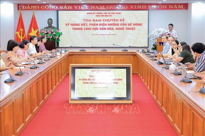Tọa đàm chuyên đề “Kỹ năng viết, phản biện những vấn đề nóng trong lĩnh vực văn hóa, nghệ thuật”. Ảnh: Lê Đông/TTXVN