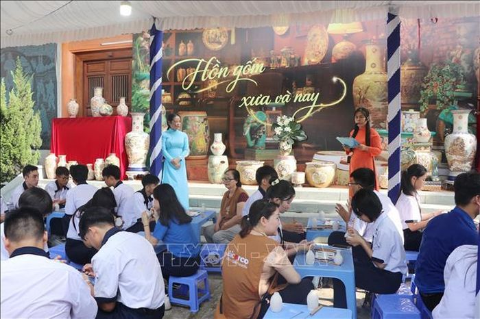 Học sinh trên địa bàn thành phố Đồng Nai trải nghiệm khắc chìm, chấm men trên gốm, cách làm gốm Biên Hòa.