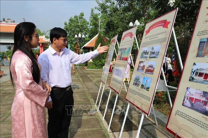 Các đại biểu tham quan triển lãm, tìm hiểu về lịch sử Đức ông Lễ Thành hầu Nguyễn Hữu Cảnh khai phá vùng đất Đồng Nai.