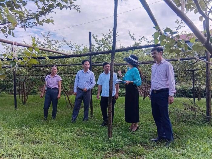 Cán bộ tín dụng NHCSXH tỉnh Bắc Ninh luôn gắn bó và tận tình giúp người dân sử dụng vốn chính sách để phát triển sản xuất kinh doanh.