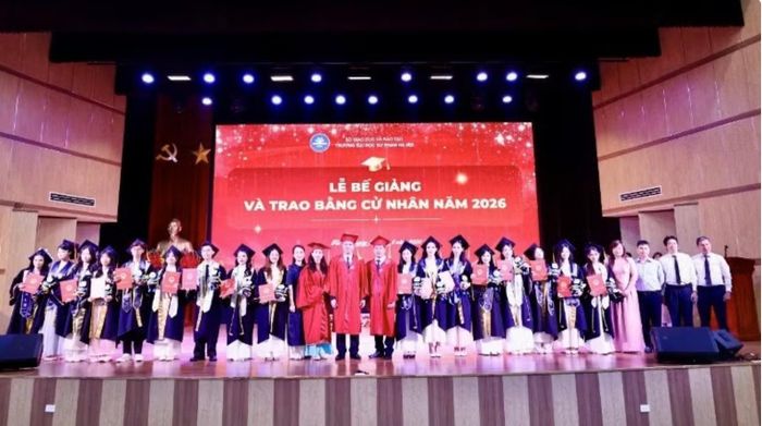 Lãnh đạo, giảng viên Trường đại học Sư phạm Hà Nội chụp ảnh lưu niệm cùng các tân cử nhân. Ảnh: Thanh Tùng/TTXVN
