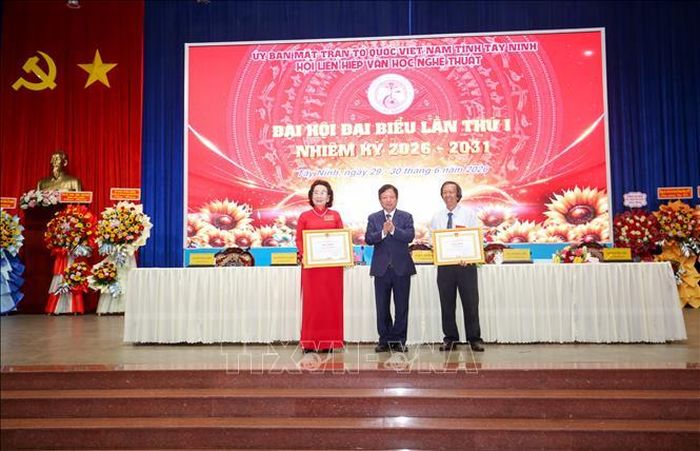 Phó Giáo sư, Tiến sĩ, Nhạc sĩ Đỗ Hồng Quân trao Bằng khen của Ủy ban toàn quốc Liên hiệp các Hội Văn học Nghệ thuật Việt Nam tặng các tập thể, cá nhân có thành tích xuất sắc.