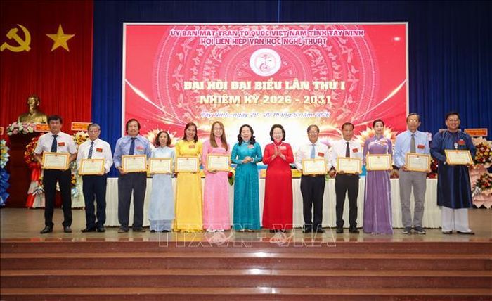 Các tập thể, cá nhân có thành tích xuất sắc trong hoạt động văn học, nghệ thuật nhận Giấy khen của Hội Liên hiệp Văn học Nghệ thuật tỉnh Tây Ninh.