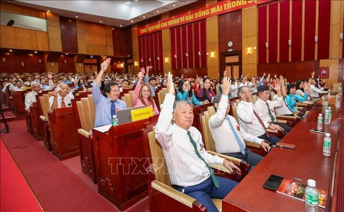 Các đại biểu biểu quyết thông qua Nghị quyết Đại hội.