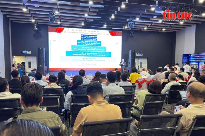 Ông Nguyễn Thanh Sơn trình bày về lộ trình ứng dụng AI cho doanh nghiệp nhỏ và vừa tại sự kiện.