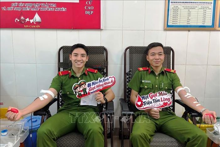 Hiến máu tình nguyện không chỉ góp phần cứu sống người bệnh mà còn là hoạt động nhân văn, thể hiện tinh thần trách nhiệm của tuổi trẻ đối với cộng đồng. Ảnh: TTXVN phát