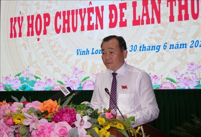 Phó Bí thư Tỉnh ủy, Chủ tịch HĐND tỉnh Vĩnh Long Nguyễn Minh Dũng phát biểu tại kỳ họp. Ảnh: Phạm Minh Tuấn/TTXVN