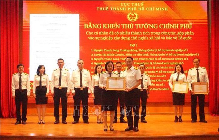 Đại diện Cục Thuế trao Bằng khen của Thủ tướng Chính phủ cho cán bộ ngành thuế có nhiều thành tích.