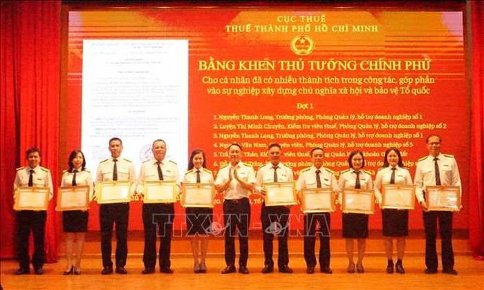 Đại diện Cục Thuế trao Bằng khen của Thủ tướng Chính phủ cho cán bộ ngành thuế có nhiều thành tích.