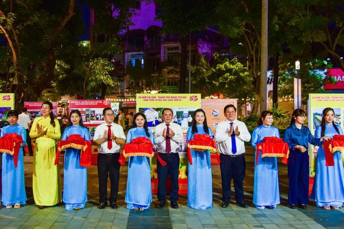 Cắt băng khai mạc triển lãm ảnh nghệ thuật, cùng nhìn lại chặng đường phát triển của vùng đất Vườn Lài qua nhiều giai đoạn lịch sử.