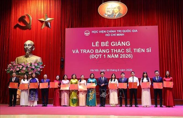 PGS.TS Hoàng Phúc Lâm, Phó Giám đốc Học viện Chính trị quốc gia Hồ Chí Minh trao Bằng tiến sĩ đợt 1 năm 2026. Ảnh: Văn Điệp/TTXVN