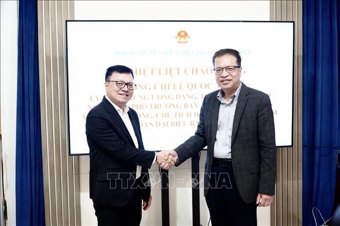 Tổng Biên tập báo Nhân Dân Lê Quốc Minh và Đại sứ Đặng Minh Khôi. Ảnh: Trần Hiếu/TTXVN