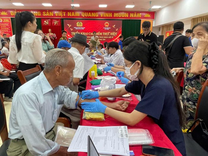 Quang cảnh lấy mẫu xét nghiệm.