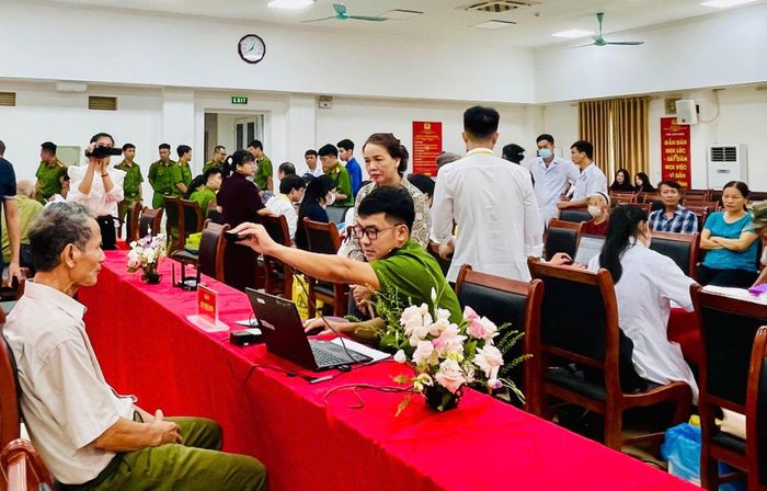Thân nhân liệt sĩ đến lấy mâũADN đều là những người cao tuổi.