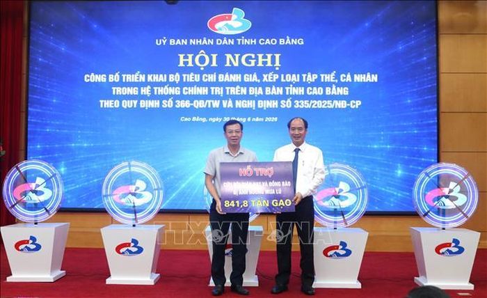 Bộ Nội vụ hỗ trợ cứu đói giáp hạt cho các hộ dân bị ảnh hưởng bởi ngập lụt.